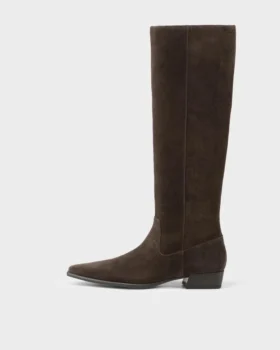 In de hoge laarzen